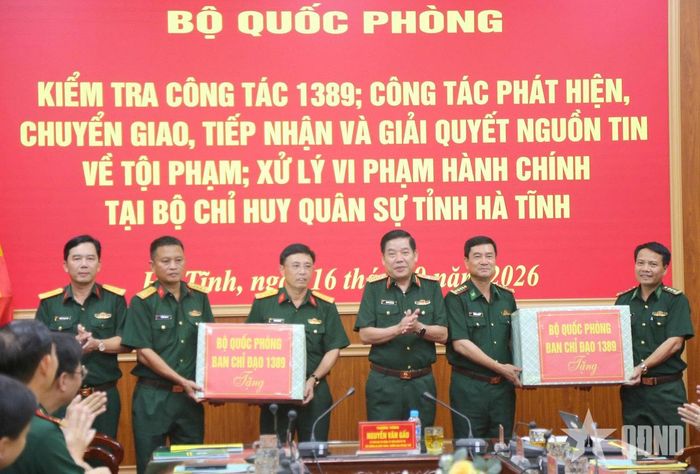  Thượng tướng Nguyễn Văn Gấu trao quà của Ban Chỉ đạo 1389/BQP tặng Bộ CHQS tỉnh Hà Tĩnh.