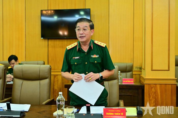 Thượng tướng Trương Thiên Tô, Ủy viên Trung ương Đảng, Phó chủ nhiệm Tổng cục Chính trị, Phó chủ tịch Thường trực Hội đồng phát biểu.  