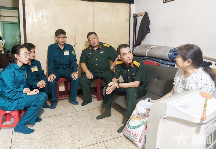 Cán bộ, chiến sĩ Ban CHQS phường Bến Thành thăm hỏi, tặng quà gia đình liệt sĩ Hà Lợi.