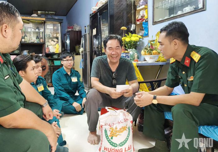 Cán bộ, chiến sĩ Ban CHQS phường Bến Thành thăm hỏi, tặng quà thương binh Trần Ngọc Tuấn.
