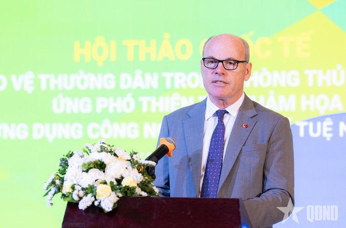 Đại sứ Canada tại Việt Nam Jim Nickel phát biểu tại hội thảo. 