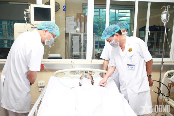  Đại tá Hà Duy Dương, Giám đốc Bệnh viện Quân y 354 và Đại tá Nguyễn Ngọc Du, Bí thư Đảng ủy, Chính ủy Bệnh viện Quân y 354 thăm, kiểm tra sức khỏe nạn nhân đang được điều trị tại Khoa Hồi sức tích cực - Chống độc của Bệnh viện. 