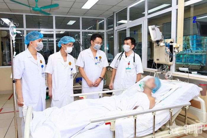 Y bác sĩ Khoa Hồi sức tích cực - Chống độc, Bệnh viện Quân y 354 theo dõi diễn biến sức khỏe của nạn nhân. 