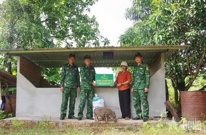 Đại diện chỉ huy Đồn Biên phòng Bo Heng trao heo giống tặng gia đình có hoàn cảnh khó khăn. 