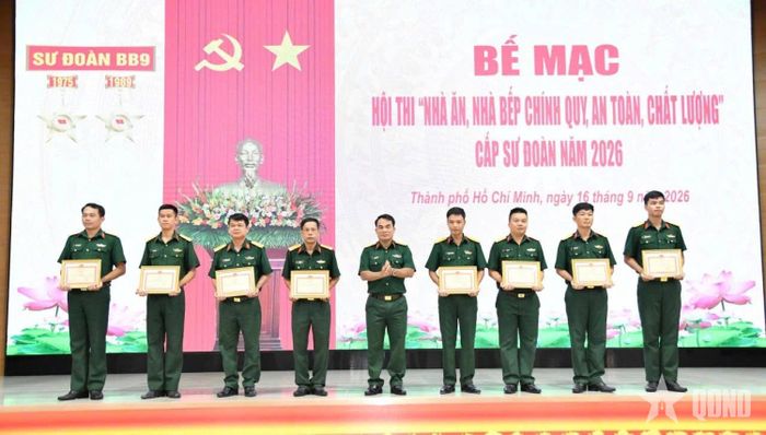 Trao thưởng cho các tập thể, cá nhân đạt thành tích tiêu biểu trong hội thi. 