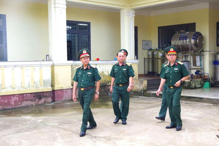  Đoàn công tác Quân khu 5 kiểm tra thực tế công tác hậu cần, kỹ thuật và đầu tư xây dựng cơ bản tại Trường Quân sự Quân khu 5. 