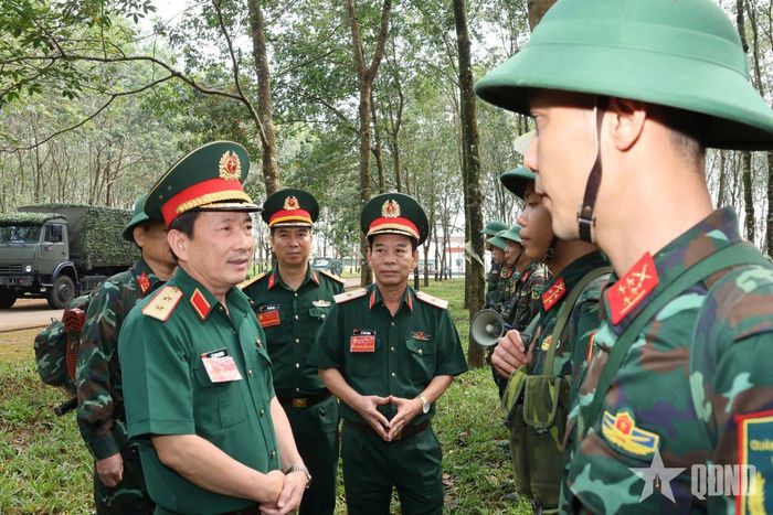 Trung tướng Lê Minh Quang, Chính ủy Quân đoàn 34 động viên cán bộ, chiến sĩ trước khi cơ động.