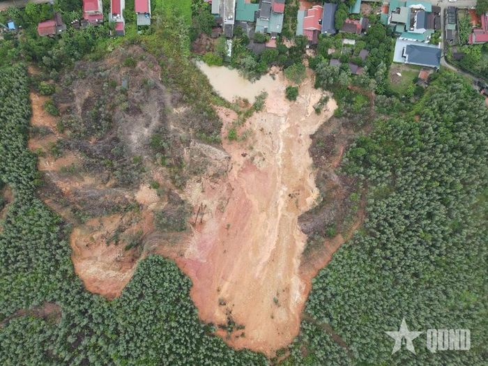 Đất đá sạt trượt vào nhà dân nhìn từ trên cao.