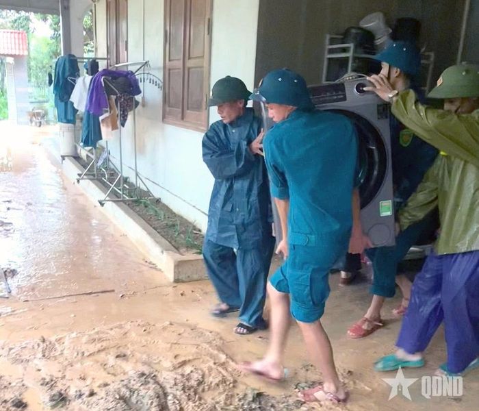 Tổ chức di chuyển đồ đạc đến nơi an toàn.