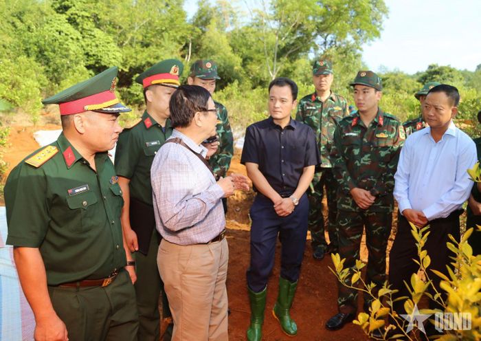 Lãnh đạo tỉnh Lào Cai và Bộ CHQS tỉnh Lào Cai trao đổi với Cựu chiến binh về vị trí chôn cất HCLS. 