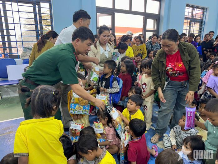 Trao quà Trung thu tặng các em học sinh vùng cao Hùng Sơn. 