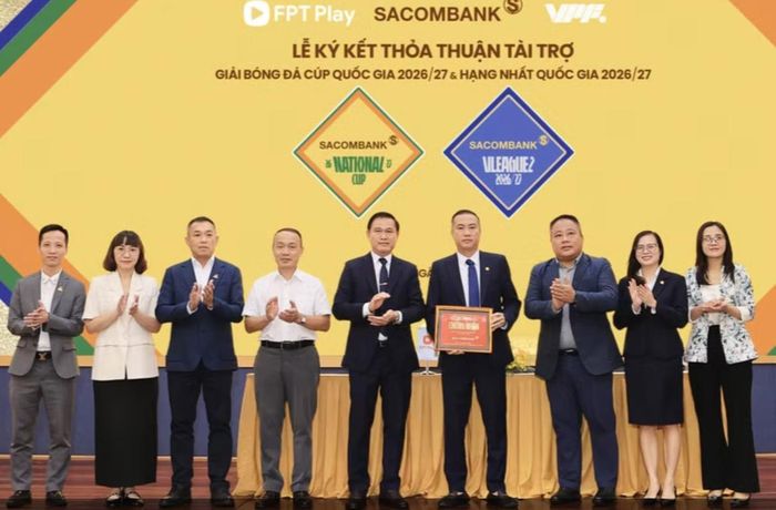Đại diện Liên đoàn bóng đá Việt Nam và Công ty VPF trao bảng danh vị chứng nhận SACOMBANK là Nhà tài trợ chính của Giải bóng đá hạng Nhất Quốc gia và Cúp Quốc gia 2026-2027. Ảnh: VPF