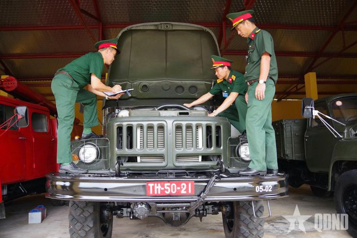 Thượng tá Lê Hồng Phương, Phó chủ nhiệm Kho J102, chấm thi nội dung xe tốt.