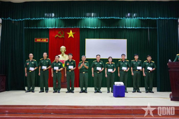 Đại tá Nguyễn Tiến Dũng, Chủ nhiệm Kho J102 trao thưởng tặng các tập thể, cá nhân đạt thành tích tốt trong Phong trào thi đua “Ngành hậu cần Quân đội làm theo lời Bác Hồ dạy”.