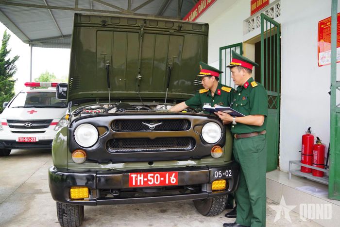  Phân kho trưởng Phân kho dự trữ quốc phòng kiểm tra nội dung thi lái xe giỏi.