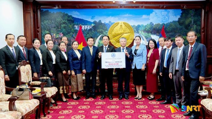 Thành phố Đà Nẵng trao hỗ trợ 500 triệu đồng cho tỉnh Salavan.