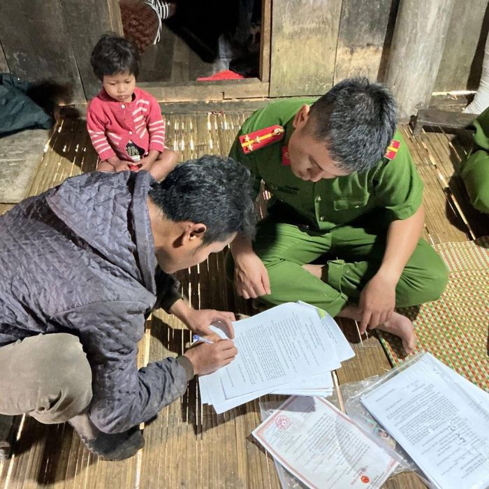 Cảnh sát khu vực Công an xã Trà Vân đến tận nhà để hỗ trợ người dân thực hiện các thủ tục hành chính.
