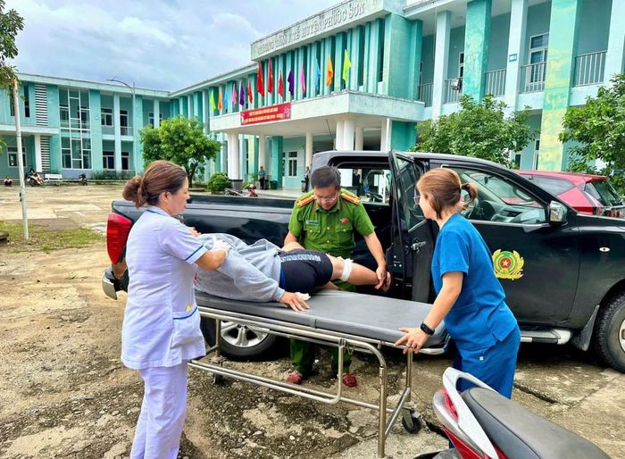 Công an xã Phước Năng sử dụng xe chuyên dụng đưa nạn nhân bị tai nạn đến cơ sở y tế cấp cứu.