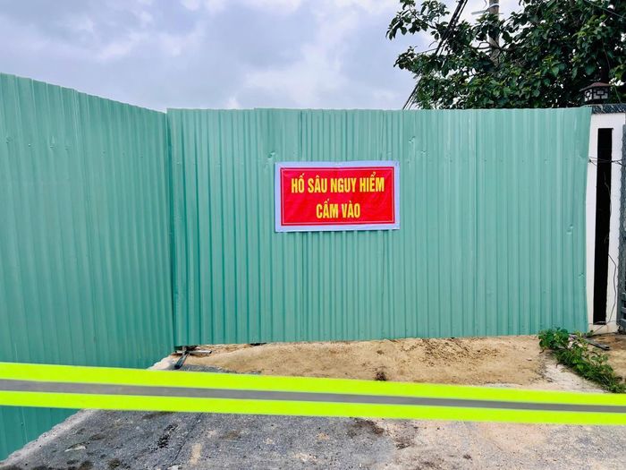 Cảnh báo nguy hiểm để người dân không đến gần dự án.