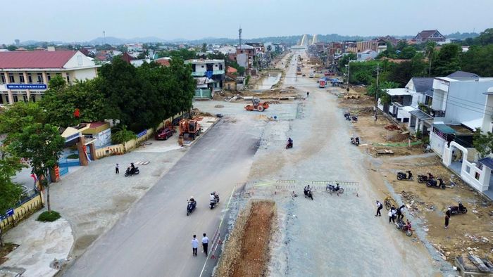 Nhà thầu mới thảm được một đoạn bê tông nhựa dài khoảng 250m ở phía trái tuyến.