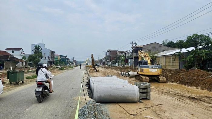 Nhiều đoạn đường bị đào xới tạo thành các rãnh sâu và rộng ở giữa tuyến để thi công hệ thống thoát nước.