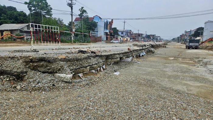 Công trường vẫn còn ngổn ngang đất đá.