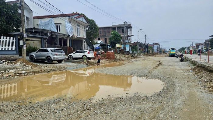 Nhiều đoạn đường chưa được thảm nhựa, xuất hiện các vũng nước lớn đọng lại sau mưa.