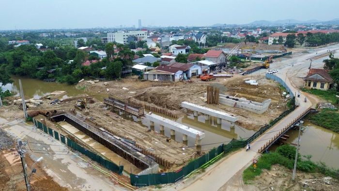 Khu vực thi công cầu An Ninh Hạ cũng mới chỉ dừng lại ở các kết cấu mố trụ và cọc khoan nhồi.