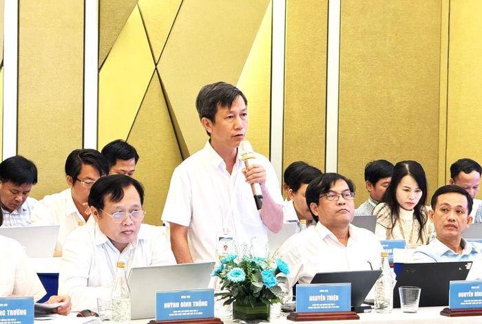 Đại diện Chi nhánh khu vực 6 thuộc Trung tâm trả lời về những vấn đề doanh nghiệp nêu ra.