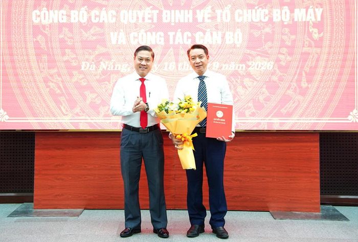Phó Chủ tịch UBND TP Phan Thái Bình trao quyết định và tặng hoa chúc mừng Phó Giám đốc Sở Công Thương Nguyễn Hồng An.