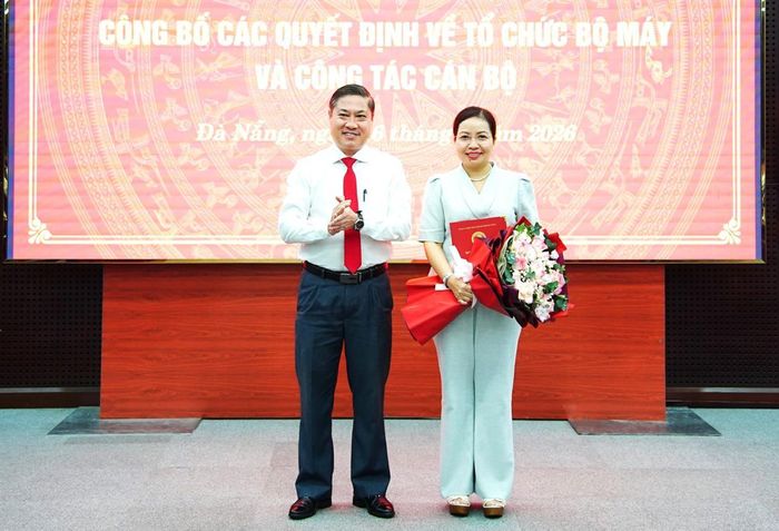 Phó Chủ tịch UBND TP Phan Thái Bình trao quyết định và tặng hoa chúc mừng Sở Công Thương.