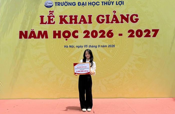 Lan nhận danh hiệu và học bổng Sinh viên xuất sắc nhất ngành, năm học 2025 - 2026.
