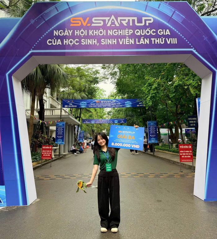 Lan giành giải Ba tại Chung kết cuộc thi “Học sinh, sinh viên với ý tưởng khởi nghiệp” lần thứ VIII do Bộ Giáo dục và Đào tạo tổ chức.