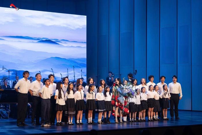 Đăng Quang (thứ ba, từ phải sang) biểu diễn trong dàn hợp xướng cùng NSND Thanh Lam tại Nhà hát Hồ Gươm.