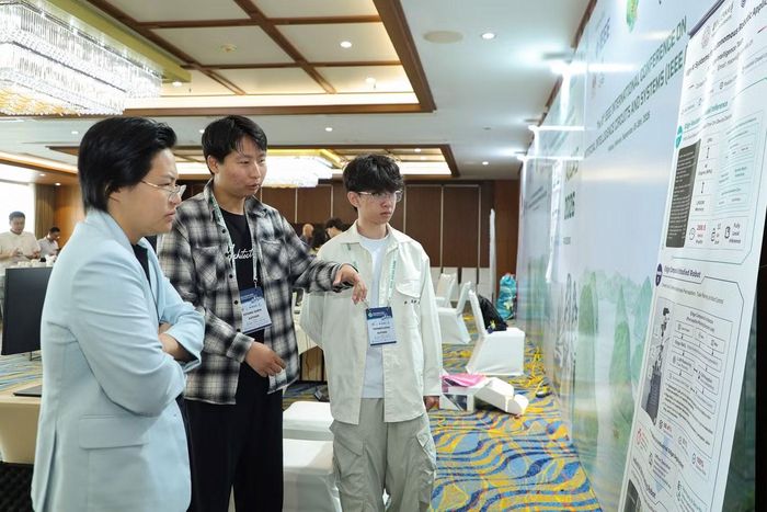 Các đại biểu tham dự chương trình.
