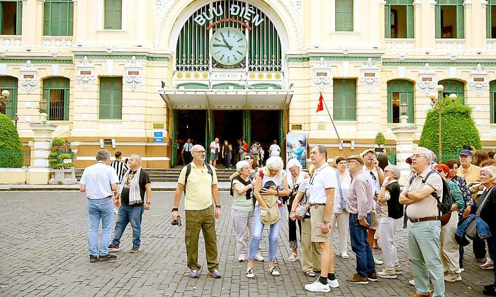  Du khách tham quan khu vực trung tâm TPHCM. Ảnh: HOÀNG TRIỀU 