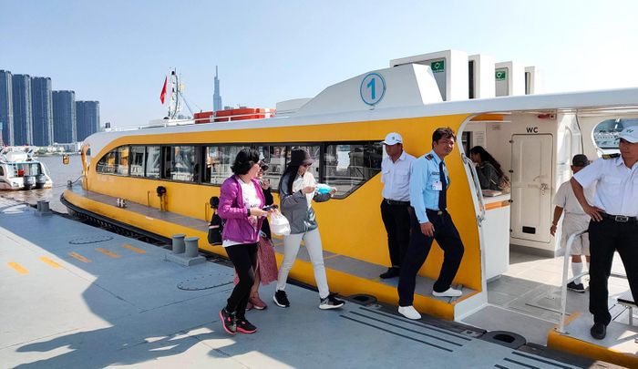 Du khách tham gia tour du thuyền ngắm hoàng hôn trên sông Bạch Đằng. Ảnh: HOÀNG HÙNG