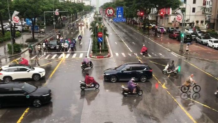 Sáng 16-9, Hà Nội mưa, trời se lạnh. Ảnh: PHÚC HẬU
