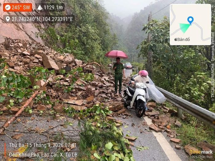 Sạt lở trên đèo Khau Phạ (xã Tú Lệ, tỉnh Lào Cai) ngày 15-9 do mưa nhiều ngày. Ảnh: UBND XÃ TÚ LỆ