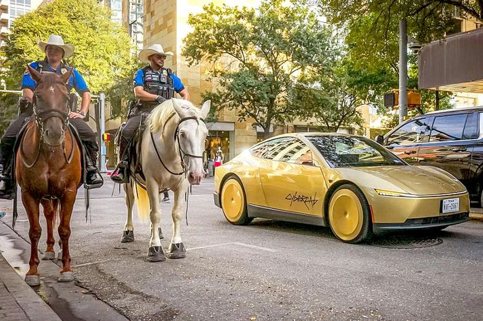 Một chiếc Cybercab trên đường ở thành phố Austin, bang Texas, Mỹ. Ảnh: GETTY IMAGES