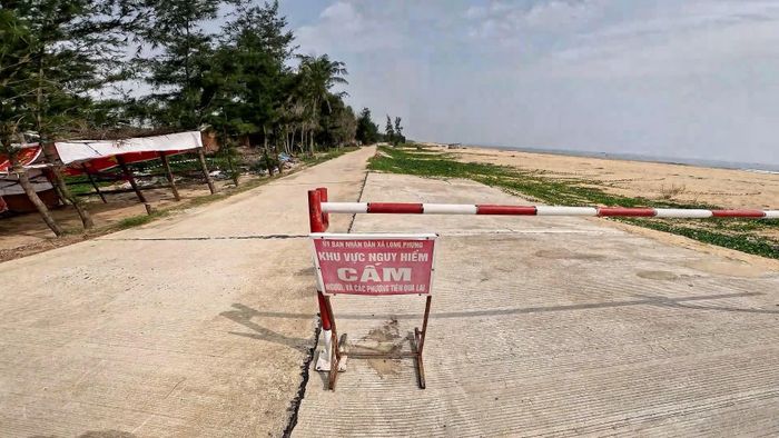  Xã Long Phụng cắm biển cảnh báo nguy hiểm tại tuyến đường bị sạt lở. Ảnh: NGUYỄN TRANG 