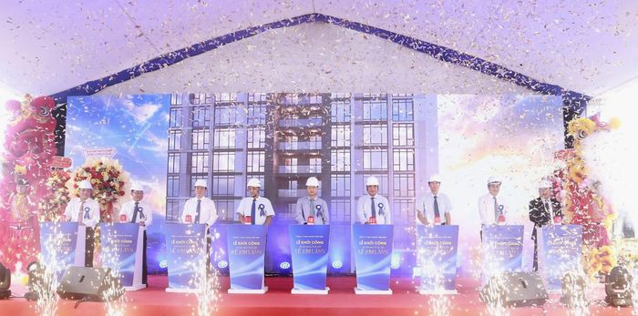  Đại diện lãnh đạo Đà Nẵng và các sở ngành, đơn vị cùng chủ đầu tư ấn nút khởi công Dự án Nhà ở xã hội Lê Kim Lăng. Ảnh: NGUYÊN KHÔI 