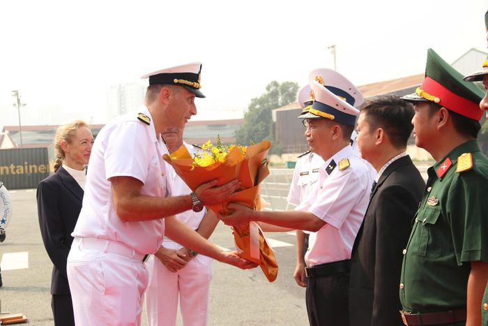 Đại tá Trần Chí Tâm, Phó Tham mưu trưởng Bộ Tư lệnh Vùng 2 Hải quân Việt Nam và Trung tá Lorenzo Malandrucco, thuyền trưởng tàu ITS Giovanni delle Bande Nere. Ảnh: XUÂN KHU