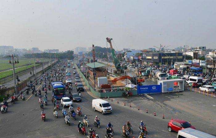  Đường Trường Chinh ùn tắc giao thông kéo dài do rào chắn thi công 