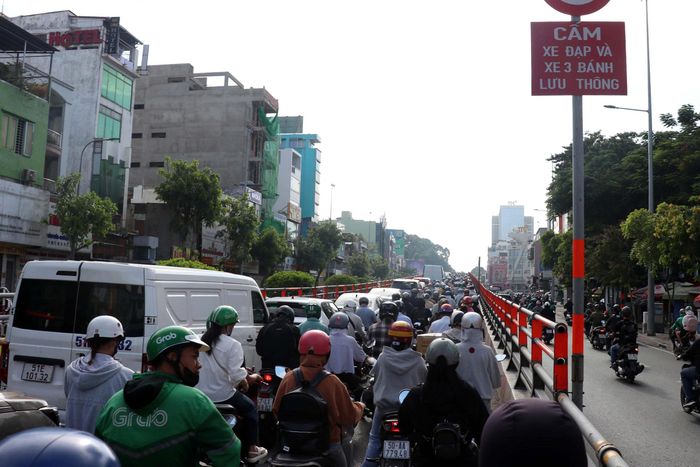 Phương tiện ùn ứ trên đường Cộng Hòa. Ảnh: QUỐC HÙNG 