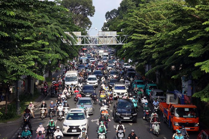  Phương tiện di chuyển khó khăn đường Cộng Hòa. Ảnh: QUỐC HÙNG 