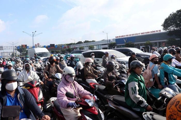  Phương tiện ùn ứ trên đường Trường Chinh, sáng 16-9. Ảnh: QUỐC HÙNG 