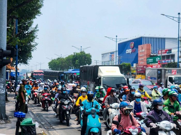  Ảnh hưởng từ tai nạn khiến giao thông qua khu vực ùn ứ. Ảnh: HT 