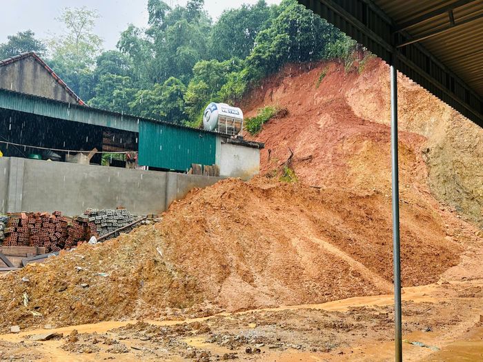 Sạt lở đe dọa nhà dân ở xã Tam Quang, tỉnh Nghệ An