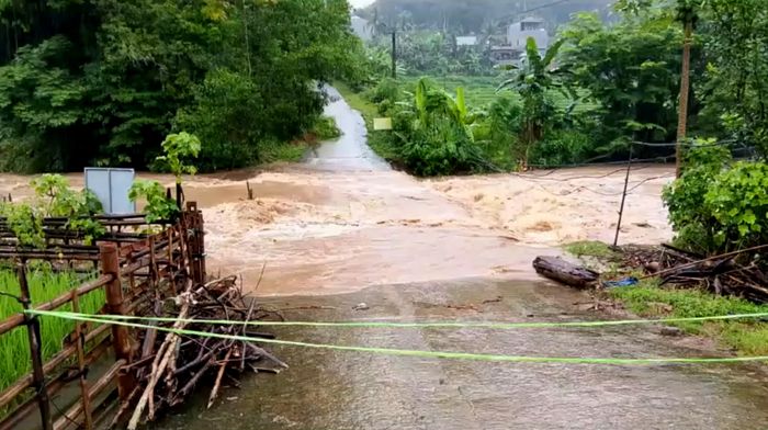 Đường giao thông ở xã Phú Lệ, tỉnh Thanh Hóa bị chia cắt